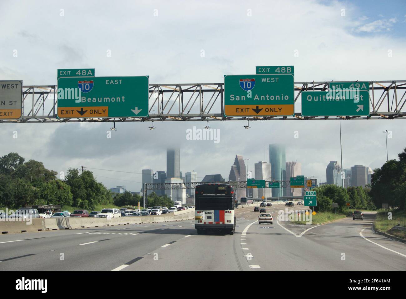 Houston Skyline von über der Autobahn in Richtung Downtown. Stockfoto