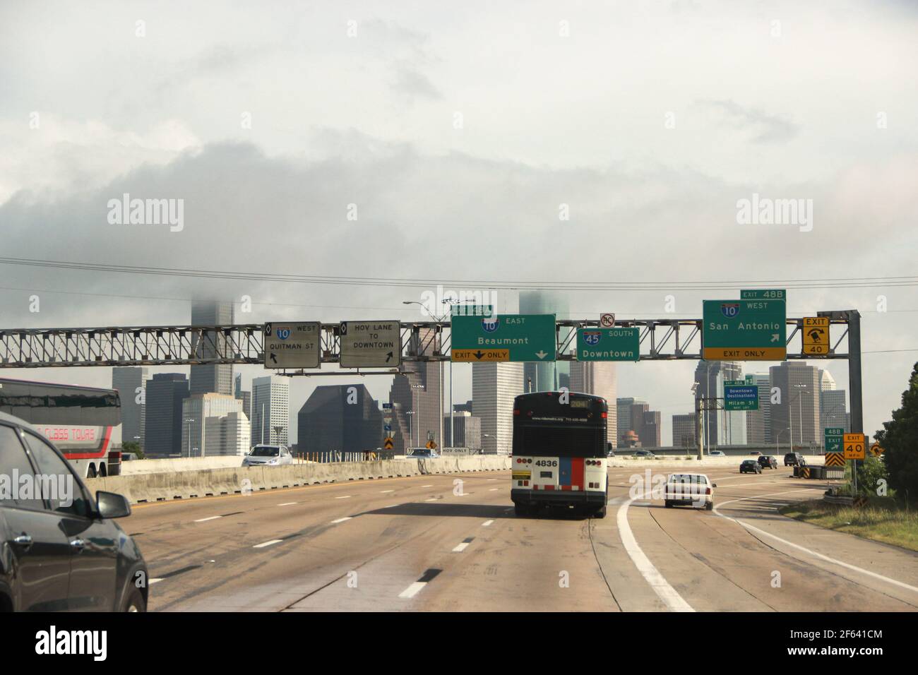 Houston Skyline von über der Autobahn in Richtung Downtown. Stockfoto