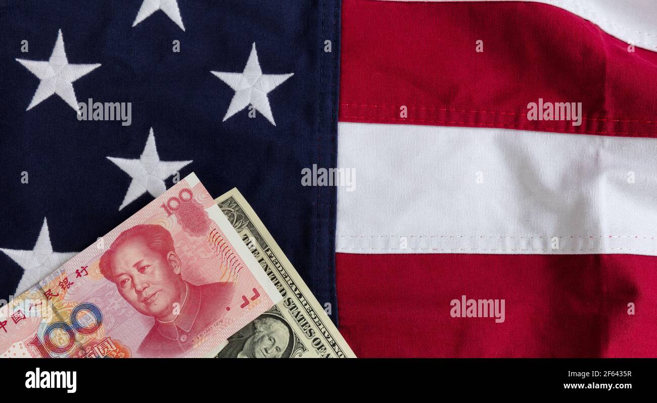 Winkende Tuch US-Flagge mit chinesischen Yuan und amerikanische Währung In der linken unteren Ecke für Trade war Concept Stockfoto