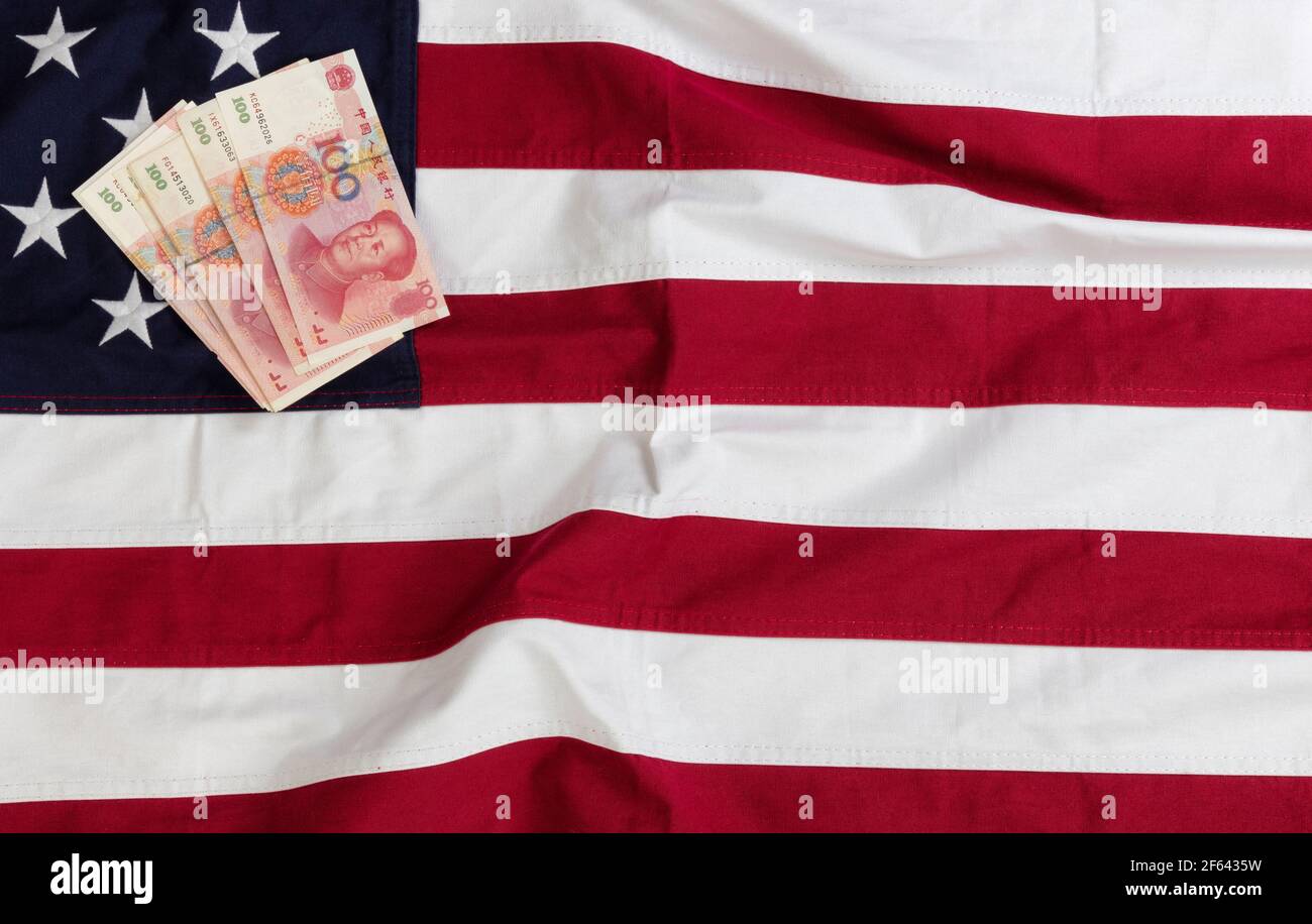 Tuch US-Flagge mit chinesischen Yuan Währung für Handelskrieg Konzept Stockfoto