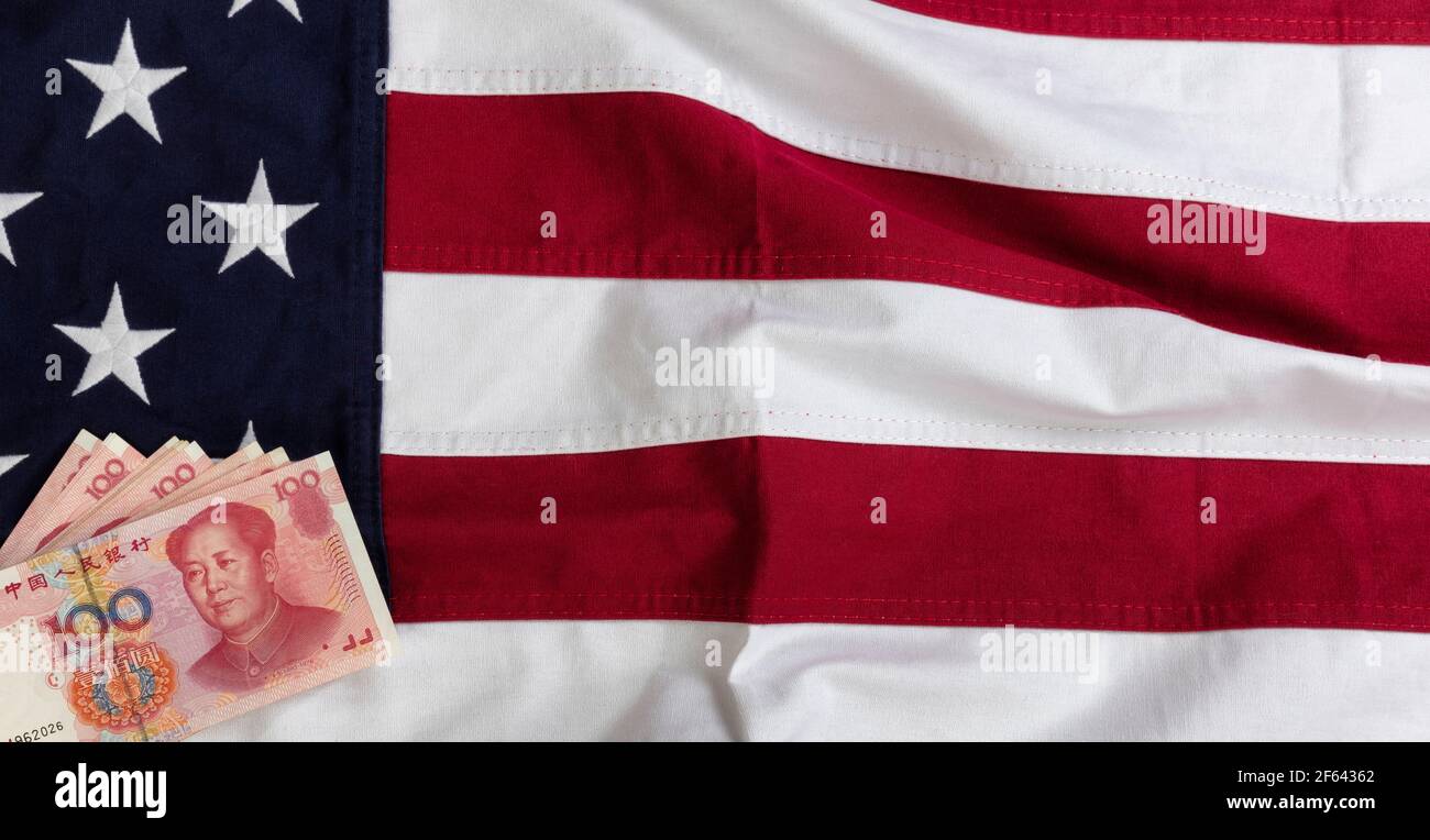 Winkende Tuch US-Flagge mit chinesischen Yuan Währung in niedriger Linke Ecke für Trade war Konzept Stockfoto