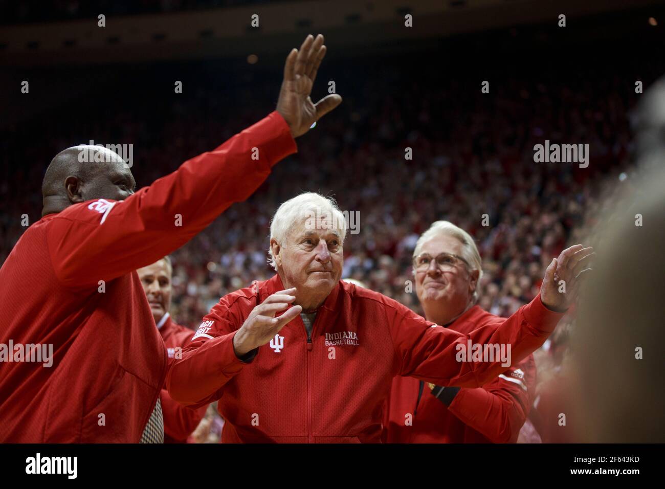 Bloomington, Usa. Februar 2020, 08th. Feiern als NCAA Basketball-Trainer Bob Knight, der die Indiana Hoosiers zu drei NCAA nationalen Titeln nahm, kehrt in Assembly Hall, Samstag, 8. Februar 2020 in Bloomington. Bob Knight trainierte die Hoosiers zu NCAA Basketball Meisterschaften in 1976, 1981 und 1987. (Foto von Jeremy Hogan/SOPA Images/Sipa USA) Quelle: SIPA USA/Alamy Live News Stockfoto