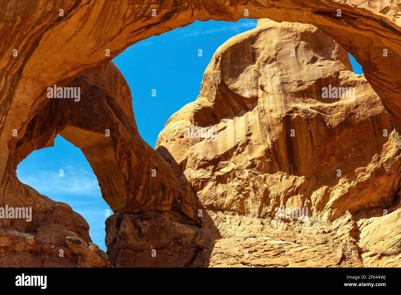 Geologische Doppelbogenbildung, Arches Nationalpark, Utah, Vereinigte Staaten von Amerika (USA). Stockfoto