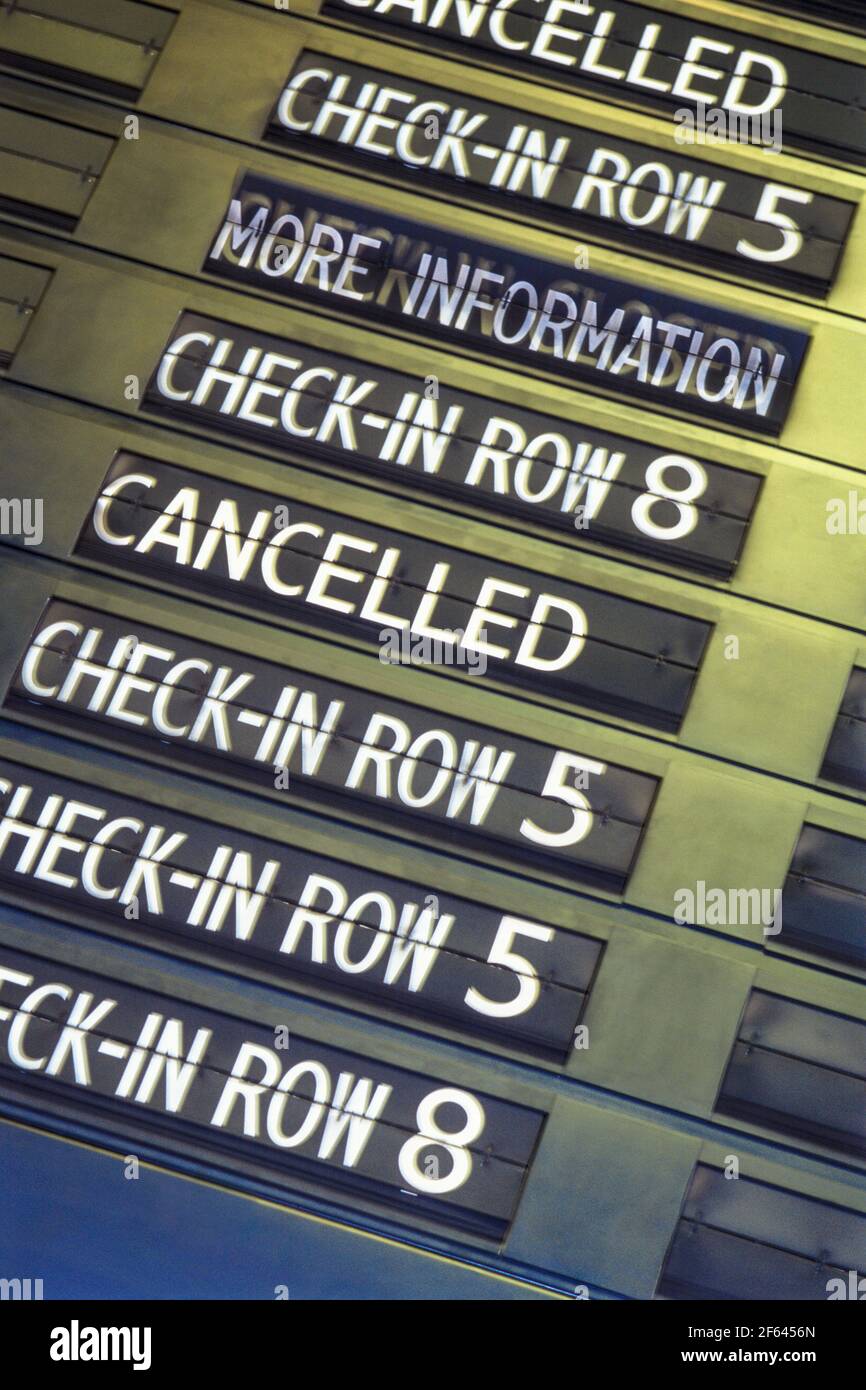 Check-in am Flughafen und stornierte Schilder Stockfoto