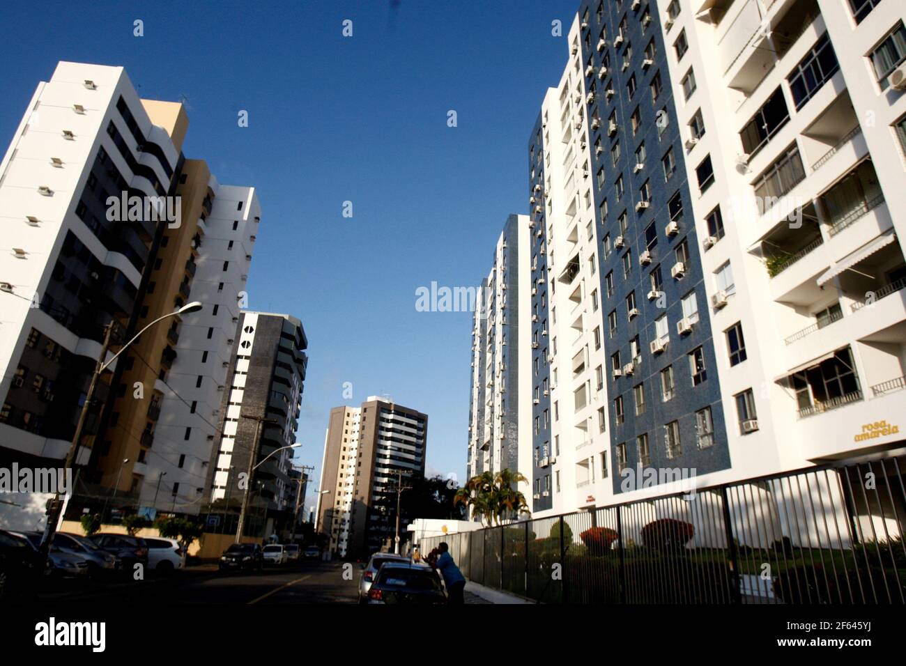 salvador, bahia / brasilien - 29. september 2016: Blick auf Wohn- und Geschäftshäuser in der Caminho das Arvores Nachbarschaft in der Stadt Sal Stockfoto