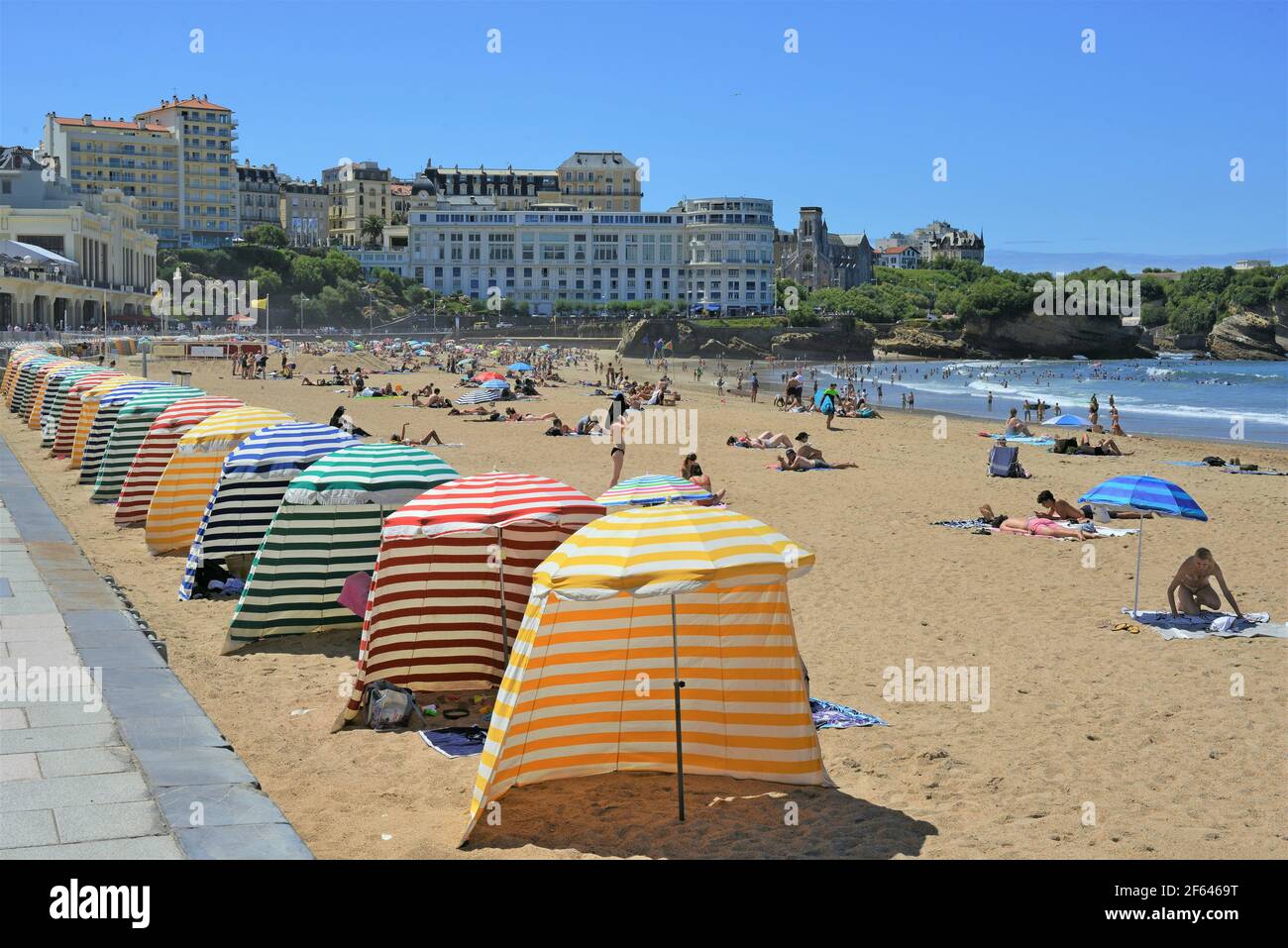 Sonnenschirme am Grande Strand von Biarritz-Frankreich Stockfoto