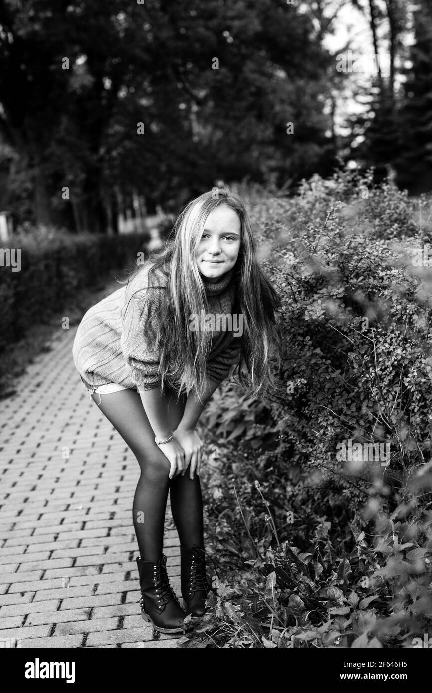 Teen Mädchen posiert im Park. Schwarzweiß-Foto. Stockfoto