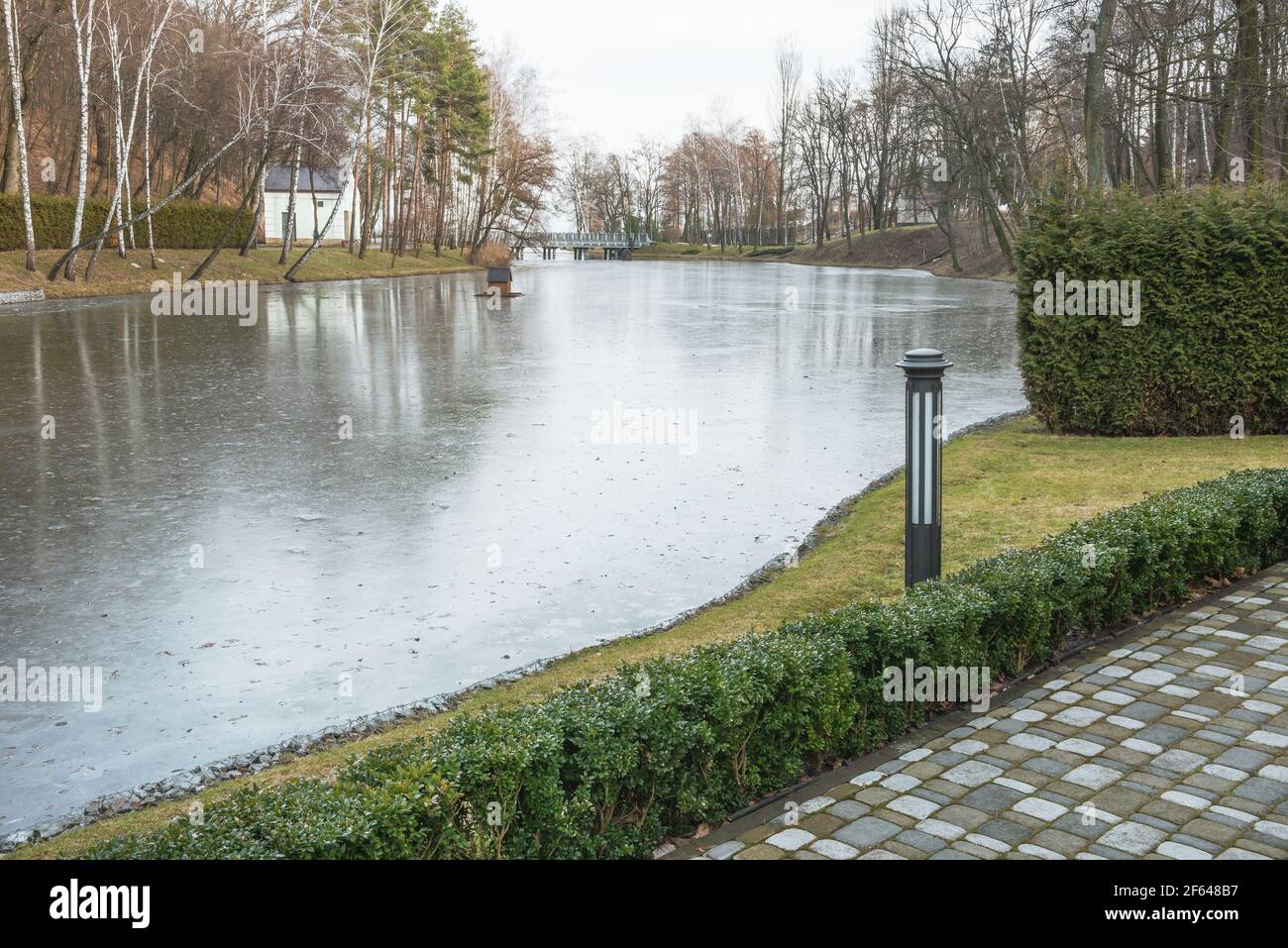 Blick auf den eisbedeckten Wintersee im Park. Stockfoto