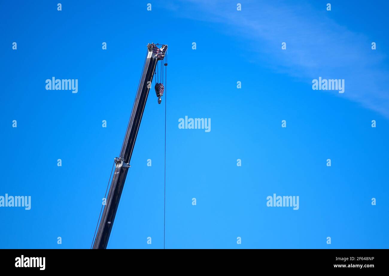 Kranhaken mit blauem Himmel Stockfoto