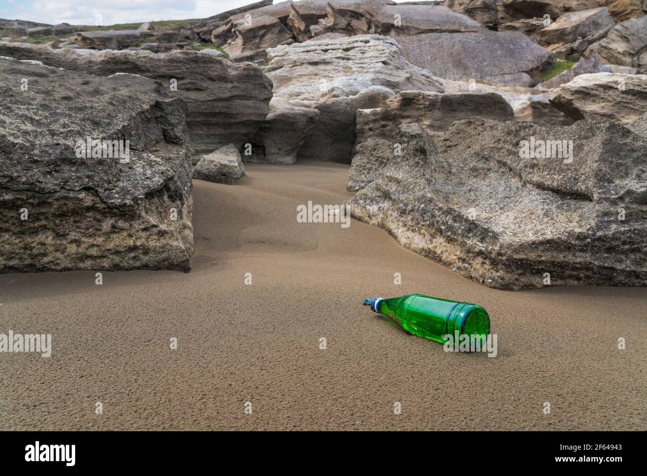 Verlassene Glasflasche. Umweltverschmutzung Stockfoto