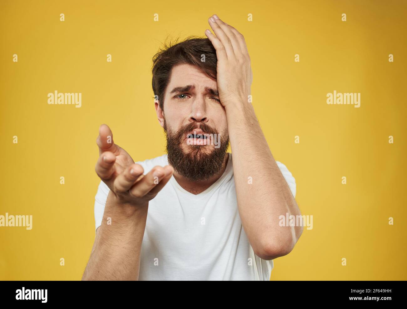 Emotionen Modell Reizbarkeit traurig Gesicht gelben Hintergrund Mann Stockfoto