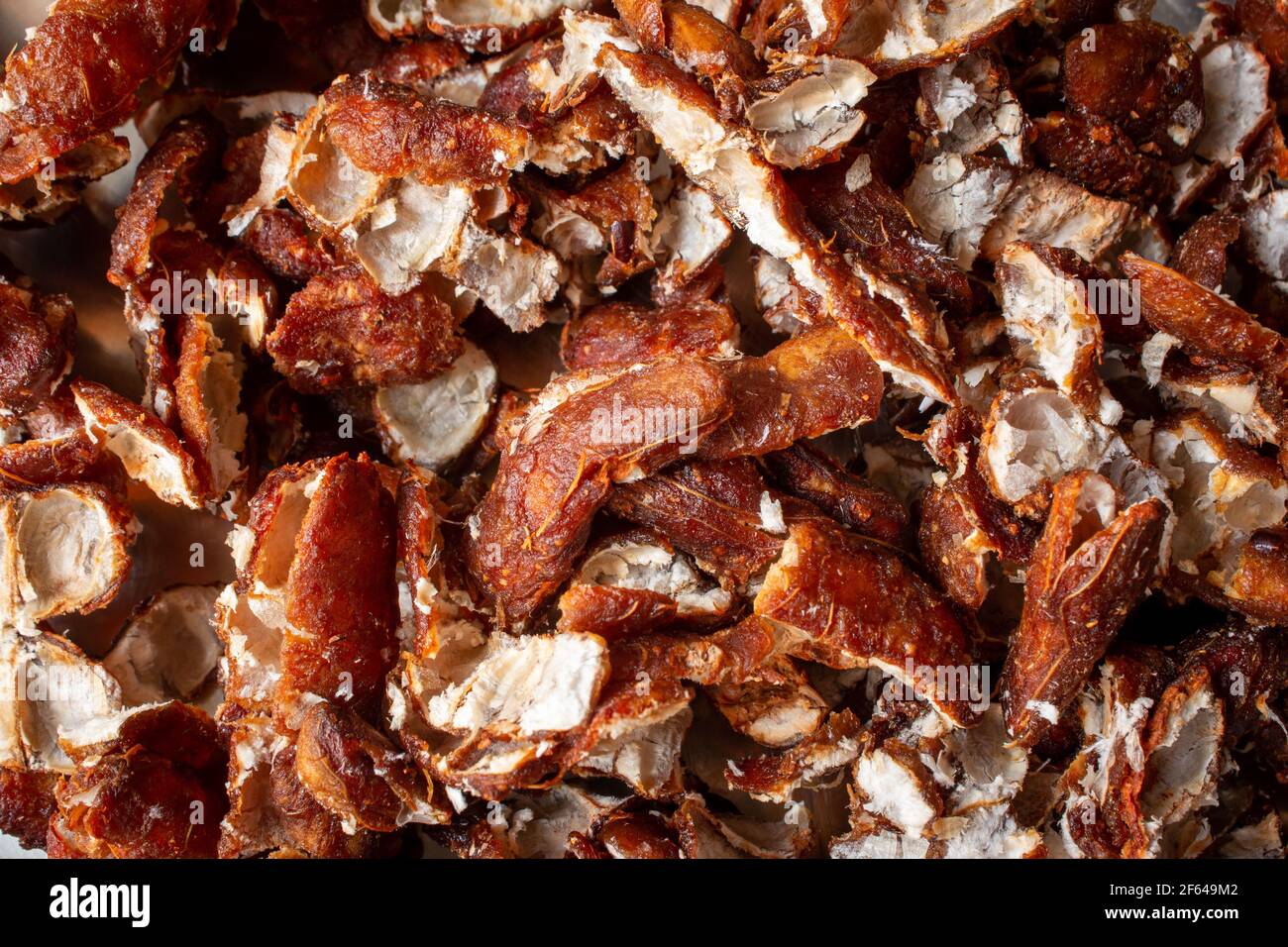 Süßes, würziger Fruchtfleisch aus Tamarindenbaum, der in Küchen auf der ganzen Welt verwendet wird Stockfoto