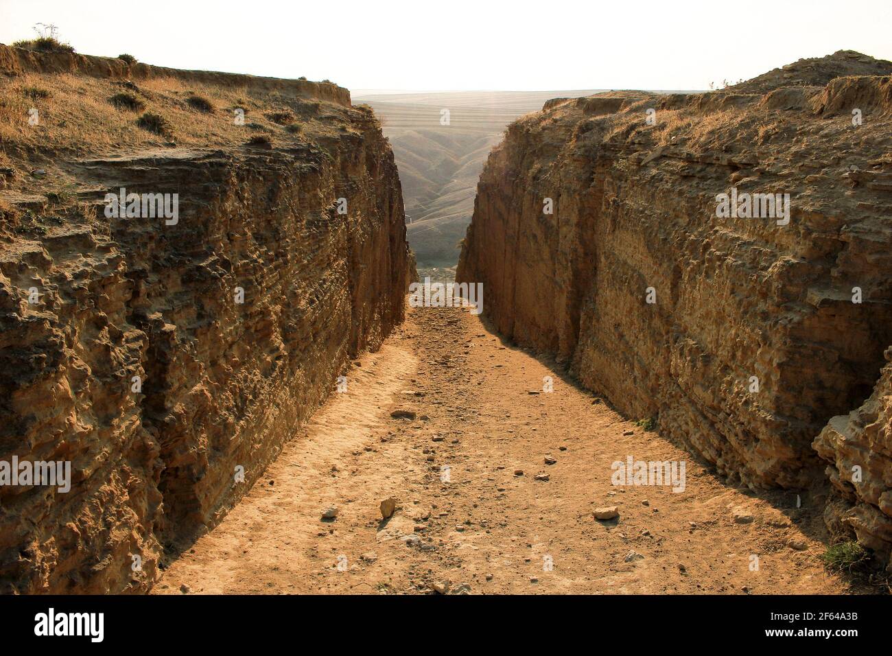 Der Weg zwischen den Felsen zu den Höhlen. Alte Wohnungen. Aserbaidschan. Shemakha Stadt. Name. Historische Straße. Stockfoto