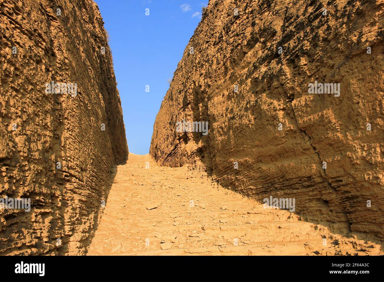 Der Weg zwischen den Felsen zu den Höhlen. Alte Wohnungen. Aserbaidschan. Shemakha Stadt. Name. Historische Straße. Stockfoto
