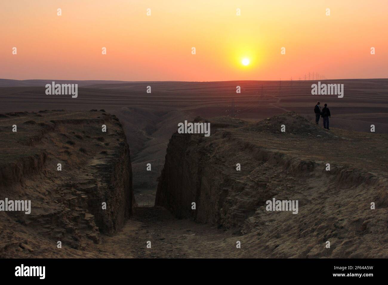 Touristen sehen aus dem Tag. Der Weg zwischen den Felsen zu den Höhlen. Alte Wohnungen. Aserbaidschan. Shemakha Stadt. Name. Die Geschichte der Straße. Stockfoto