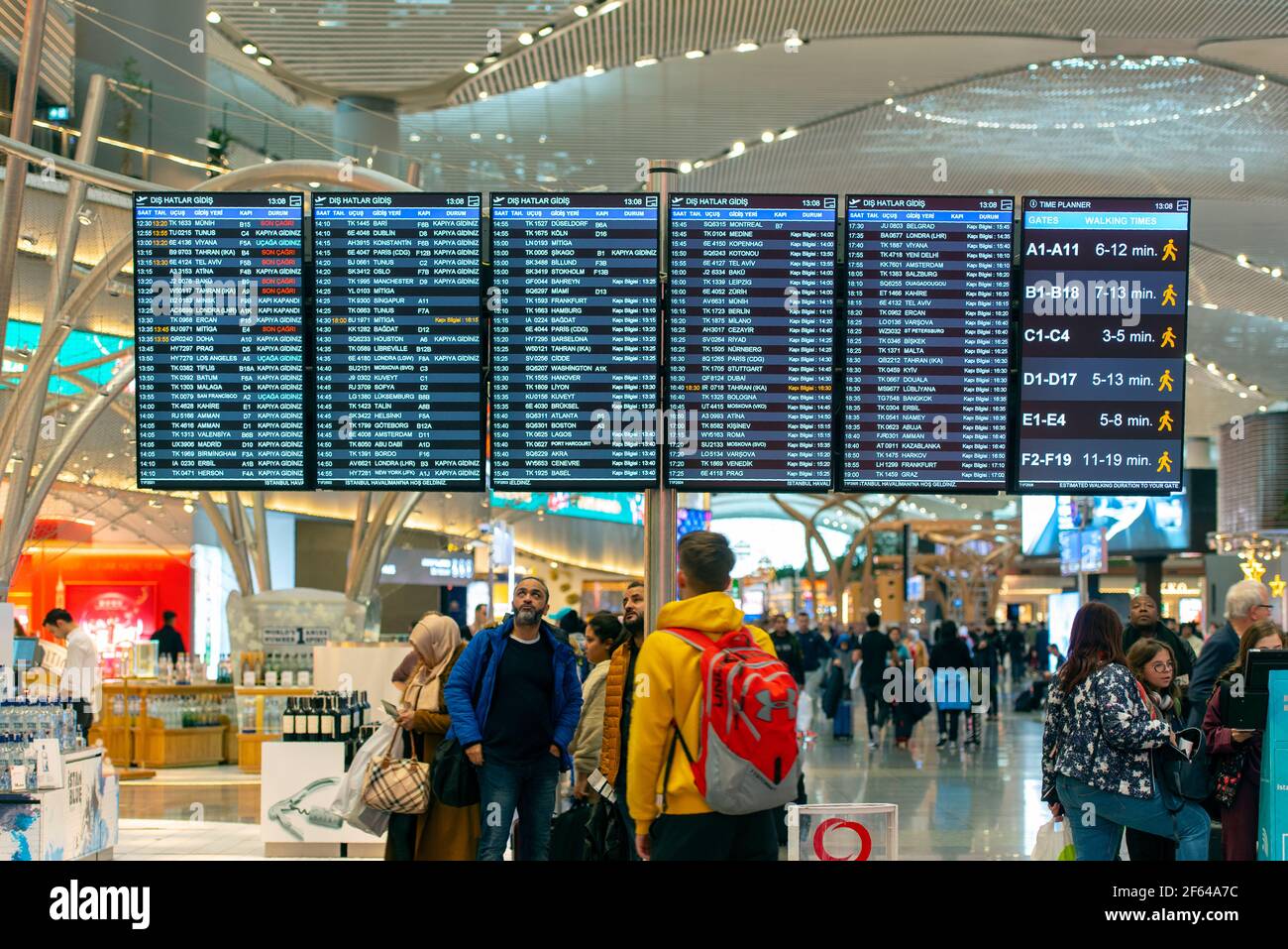 ISTANBUL - JAN 03: Menschenmenge am Flugplanbrett am Flughafen Havalimani in Istanbul am 03. Januar. 2020 in der Türkei Stockfoto