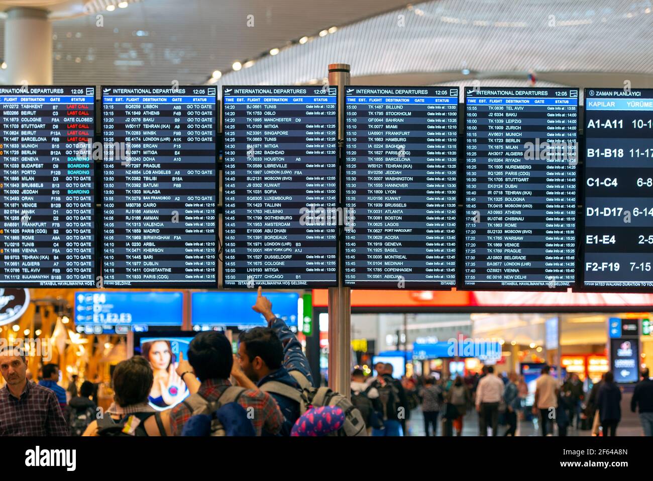 ISTANBUL - JAN 03: Menschenmenge am Flugplanbrett am Flughafen Havalimani in Istanbul am 03. Januar. 2020 in der Türkei Stockfoto