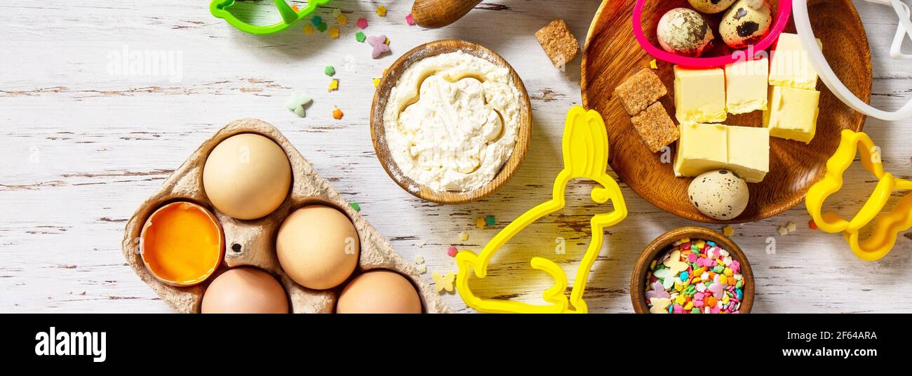 Backen Oder Kochen Zutaten Kuche Zum Backen Von Kuchen Kuchengerate Mehl Eier Mandeln Zimt Butter Zucker Rum Geback Und Stockfotografie Alamy