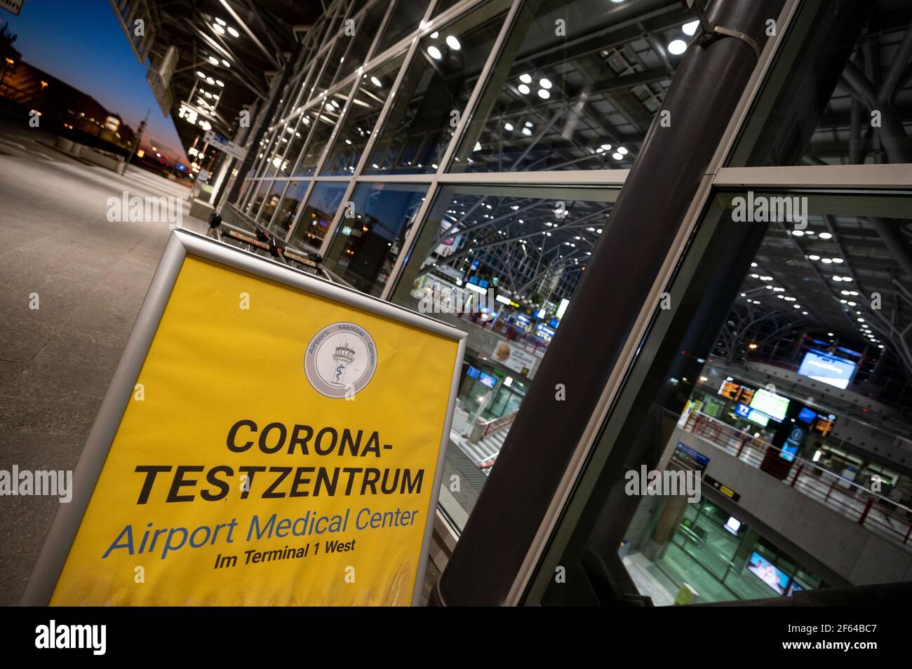 Stuttgart Deutschland Marz 2021 30th Ein Schild Am Flughafen Stuttgart Weist Auf Ein Corona Testzentrum Hin Im Kampf Gegen Die Corona Pandemie Sind Nun Tests Fur Alle Fluge Nach Deutschland Obligatorisch Der Test Muss