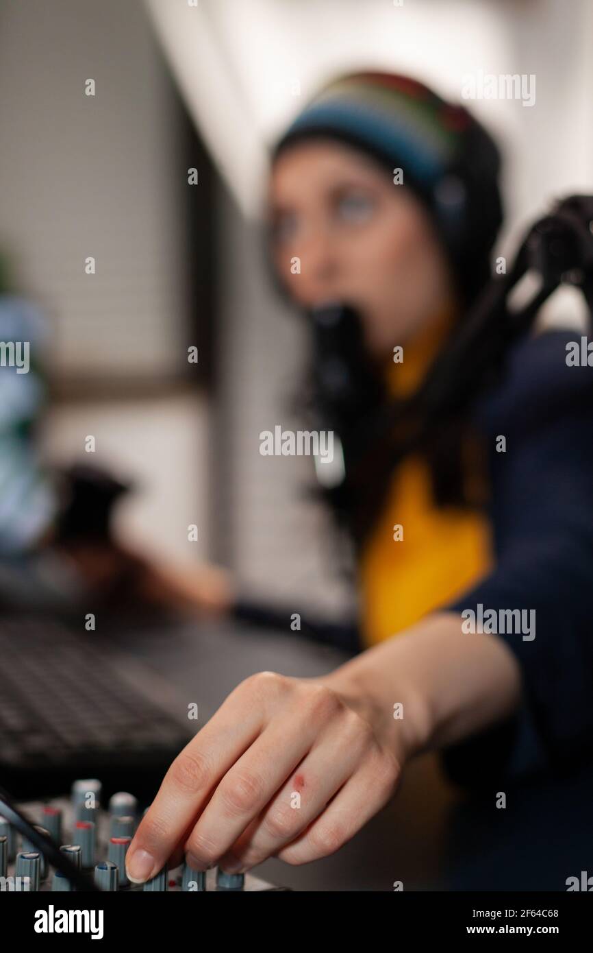 Nahaufnahme des Streamers mit Headset und Gespräch in Mikrofon mit Streaming-Comunity mit professionellen Mixer. Pro Gamer spielen Online-Videospiele mit neuen Grafiken auf leistungsstarken Computer Stockfoto