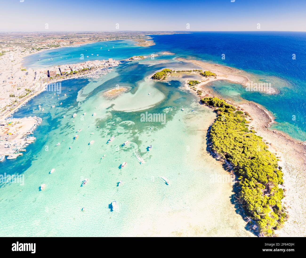 Sonne über Booten im klaren Meer von oben, Porto Cesareo, Provinz Lecce, Salento, Apulien, Italien Stockfoto