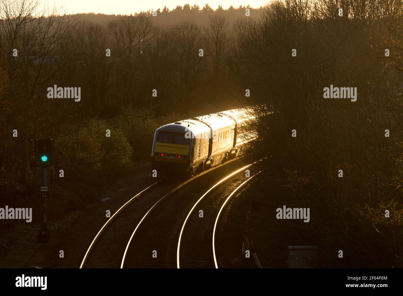 Ein Chiltern Railways Hauptzug verschwindet um eine Kurve bei Sonnenuntergang, Warwick, Großbritannien Stockfoto