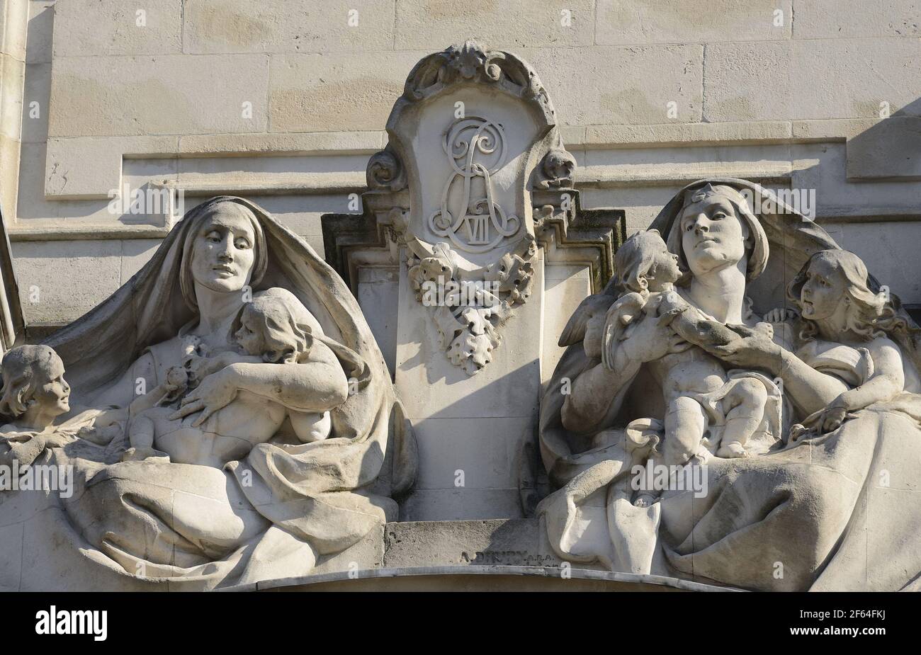 London, England, Großbritannien. Statuen: 'Sorrow of Peace' und 'Winged Messenger of Peace' (Alfred Drury) an der Whitehall Fassade des Old war Office Building Stockfoto