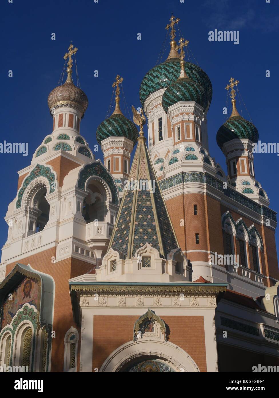 Schöne orthodoxe Kathedrale in Europa, aufgenommen mit Lumix G7 mit 14-140-mm-Objektiv Stockfoto