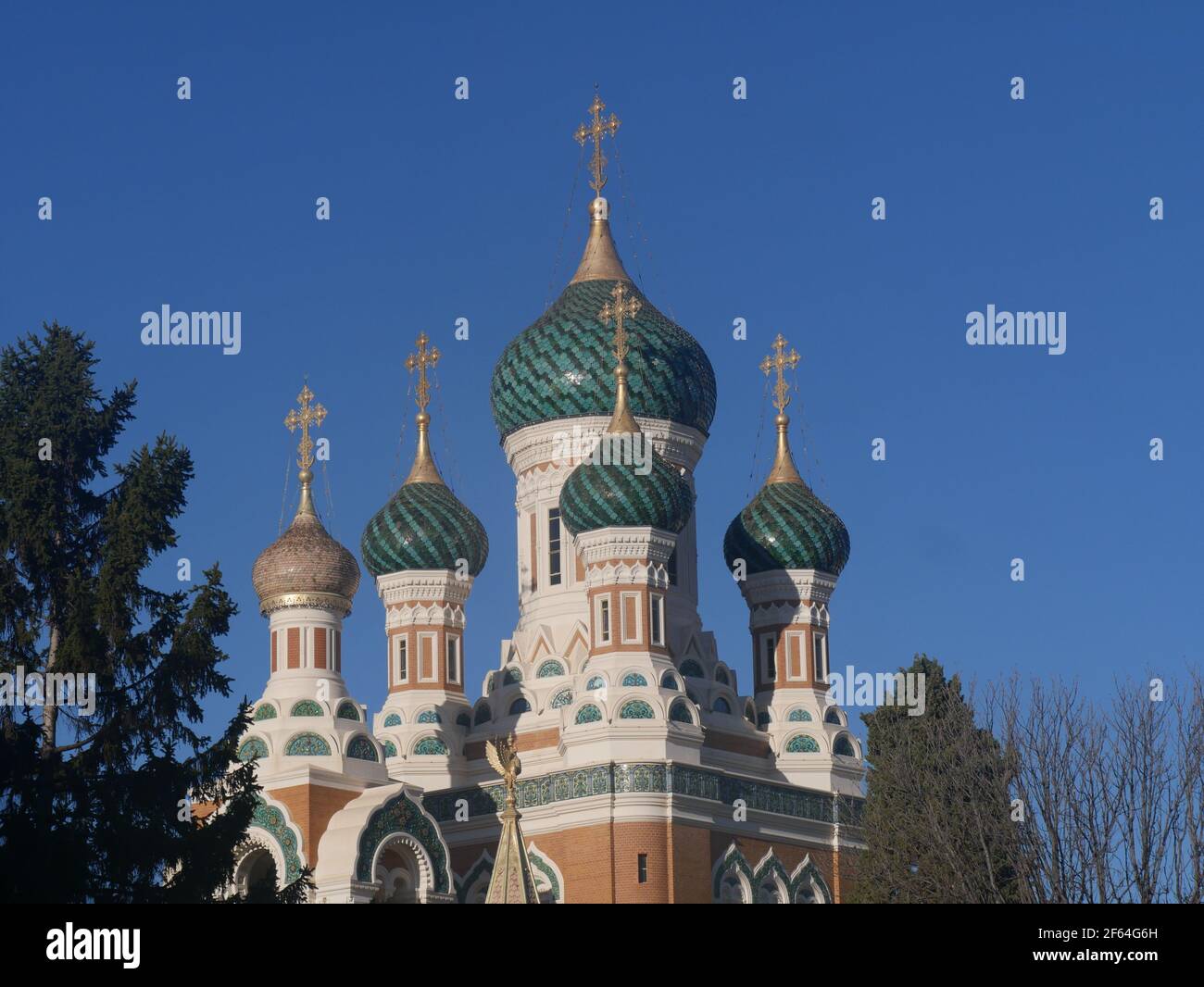 Schöne orthodoxe Kathedrale in Europa, aufgenommen mit Lumix G7 mit 14-140-mm-Objektiv Stockfoto