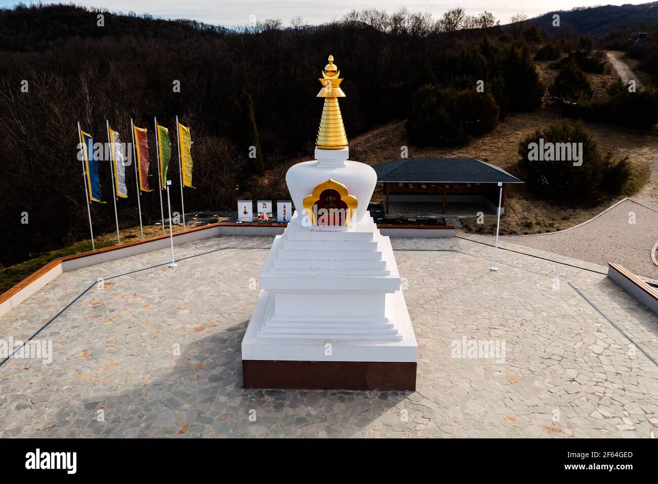 Buddhistische Stupe in Bcske Stadt im Bezirk Nobrad Ungarn. Einzigartiges Luftbild. Stockfoto