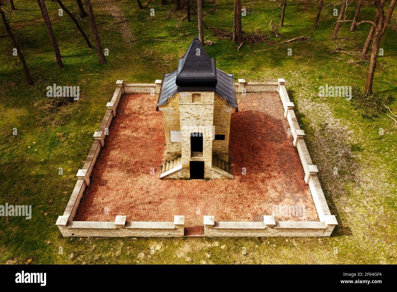 Kleine Kapelle in einem Wald. Der Name ist Banyovszky Kapelle in der Nähe von felsotengelic Stadt. Teil eines berühmten Lehrpfades in Ungarn. Stockfoto