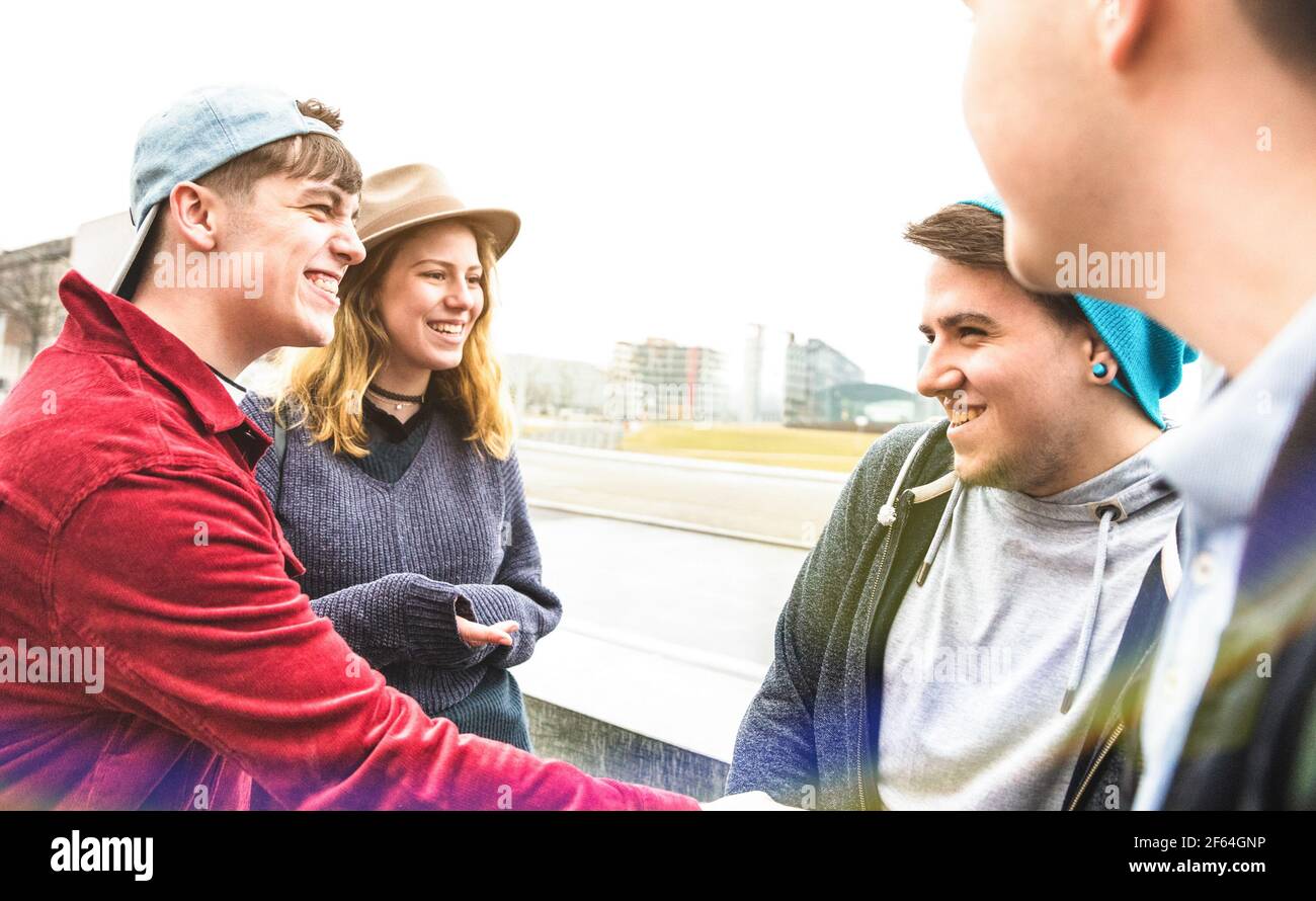 Beste Freunde Millennials, die echten Spaß im städtischen Bereich in haben Berlin - Freundschafts- und Jugendkonzept mit Jungs und Mädels Jugendliche teilen sich Winterzeit Stockfoto