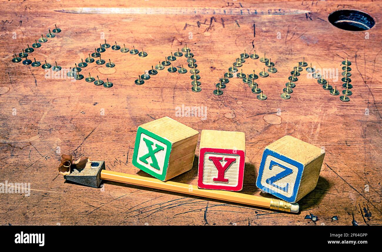 Vintage Schule Schreibtisch mit Komposition aus Bleistiftmesser und Baby Cubes Letters - Konzept des Lernens und Lernens Stockfoto