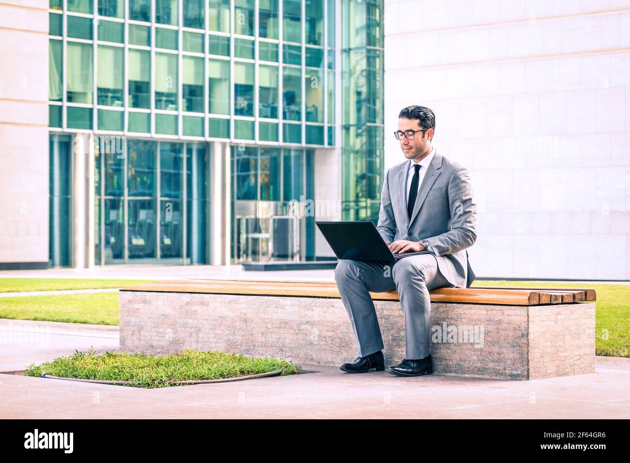 Junger Hipster-Geschäftsmann, der mit einem Laptop im Business Center sitzt - modernes Konzept der Technologie WiFi-Verbindung Stockfoto