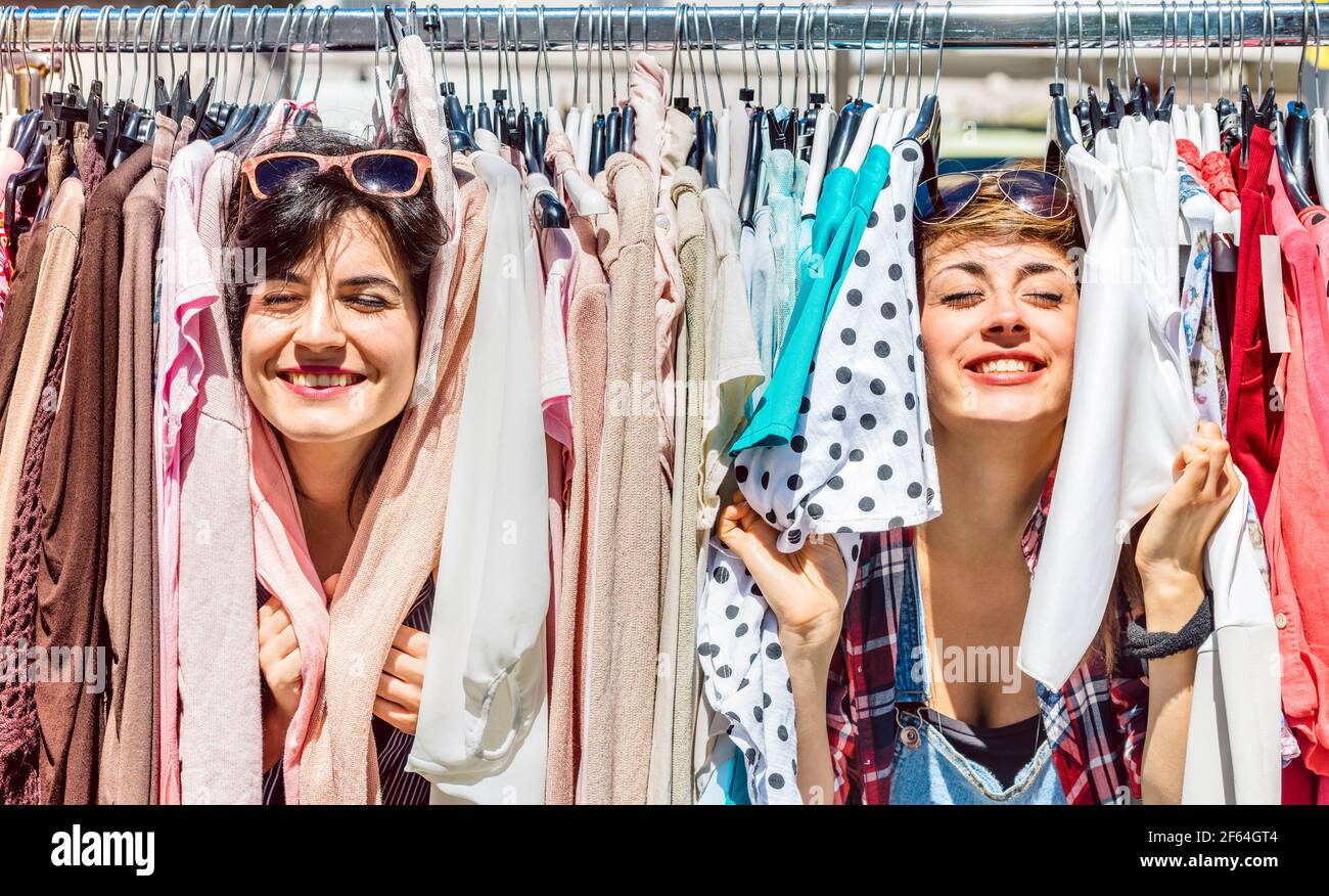 Glückliche Frauen auf dem wöchentlichen Flohmarkt - weibliche Freunde haben Spaß zusammen Shopping Tuch an sonnigen Tag - Millennial Lifestyle Konzept Stockfoto