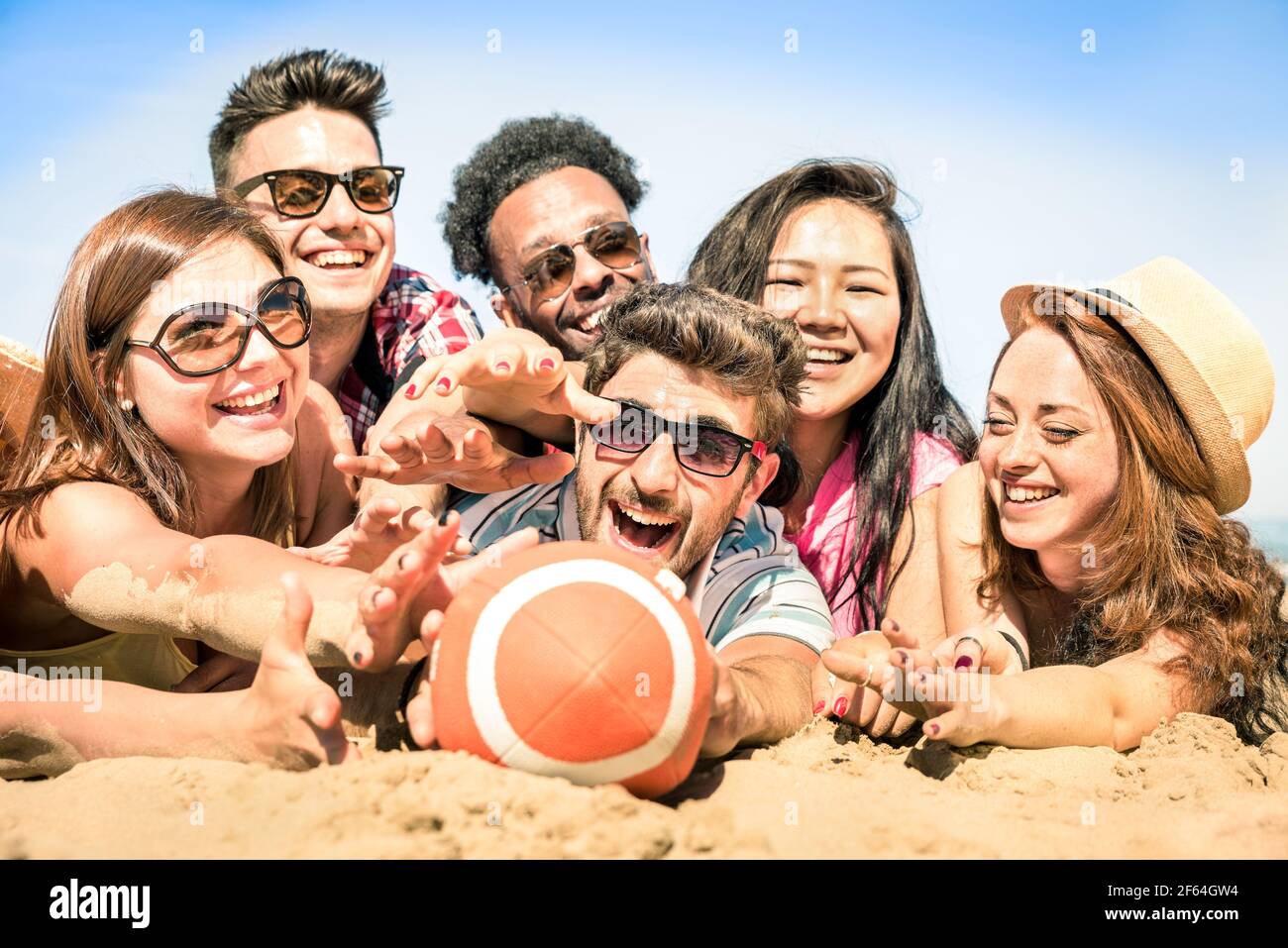 Gruppe von multirassischen glücklichen Freunden, die Spaß an Strandspielen haben - Internationales Konzept der Sommerfreude und multiethnischen Freundschaft Gemeinsam Stockfoto