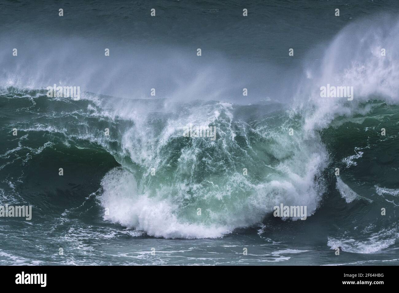 Eine wilde Welle bricht am Cribbar Reef vor Towan Head in Newquay in Cornwall. Stockfoto