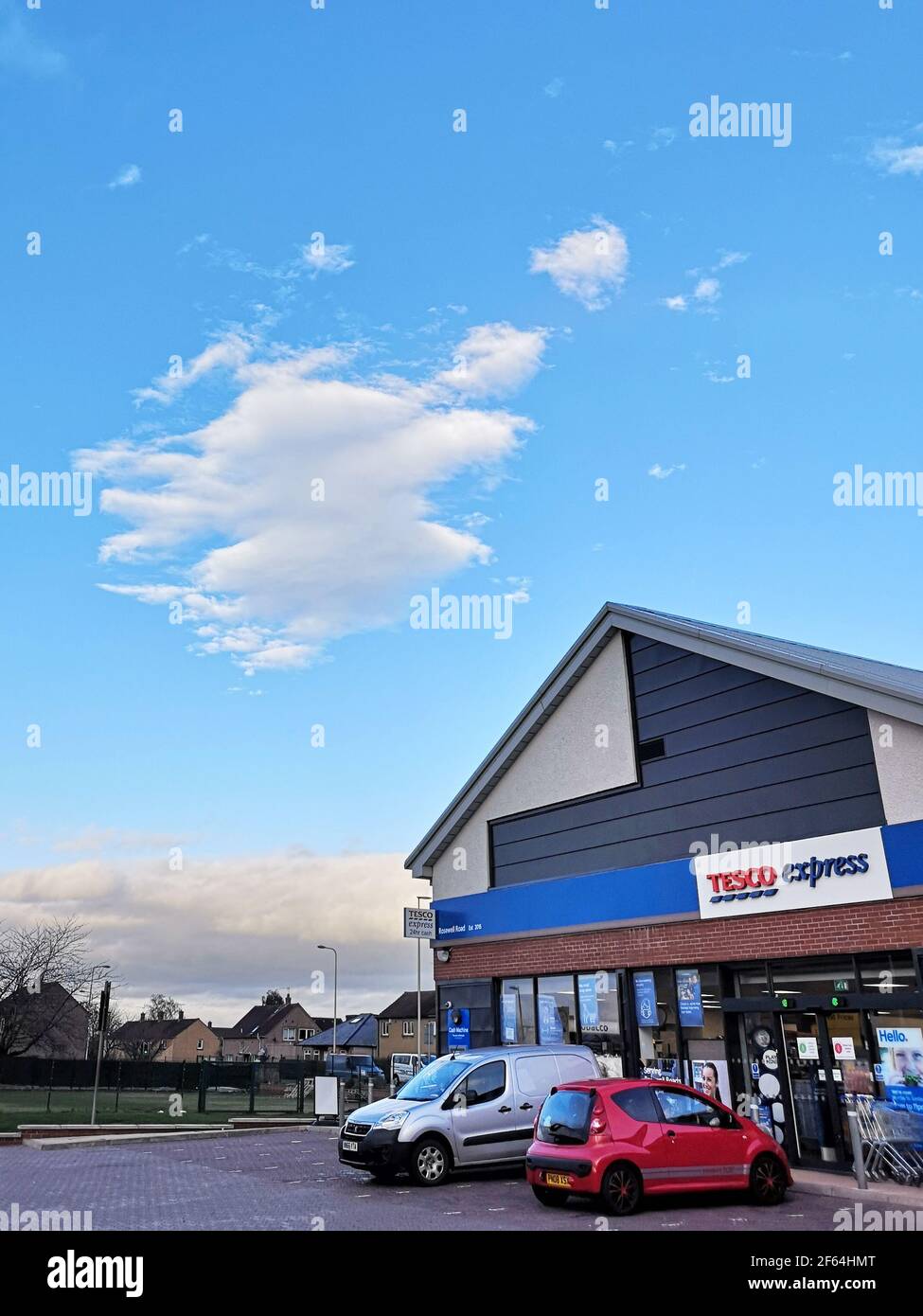 Bonnyrigg, Großbritannien. März 2021, 29th. 29th. März Abend. Bonnyrigg, Midlothian, Schottland. Schottland Wetter, Natur, lustig EINE Wolkenformation, die am Himmel über Bonnyrigg in Midlothian, Schottland, abgebildet ist und einem Umriss einer Karte Schottlands ähnelt. Bild vom Parkplatz bei Tesco im Stadtzentrum von Bonnyrigg. PIC Kredit: phil wilkinson/Alamy Live Nachrichten Stockfoto