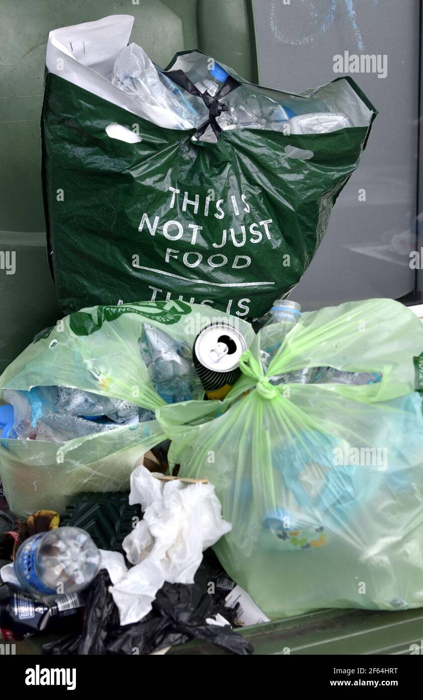 Maidstone, Kent, Großbritannien. Überlaufender Abfalleimer, mit Marken und Spencer-Tragetasche 'das ist nicht nur Essen...' Stockfoto