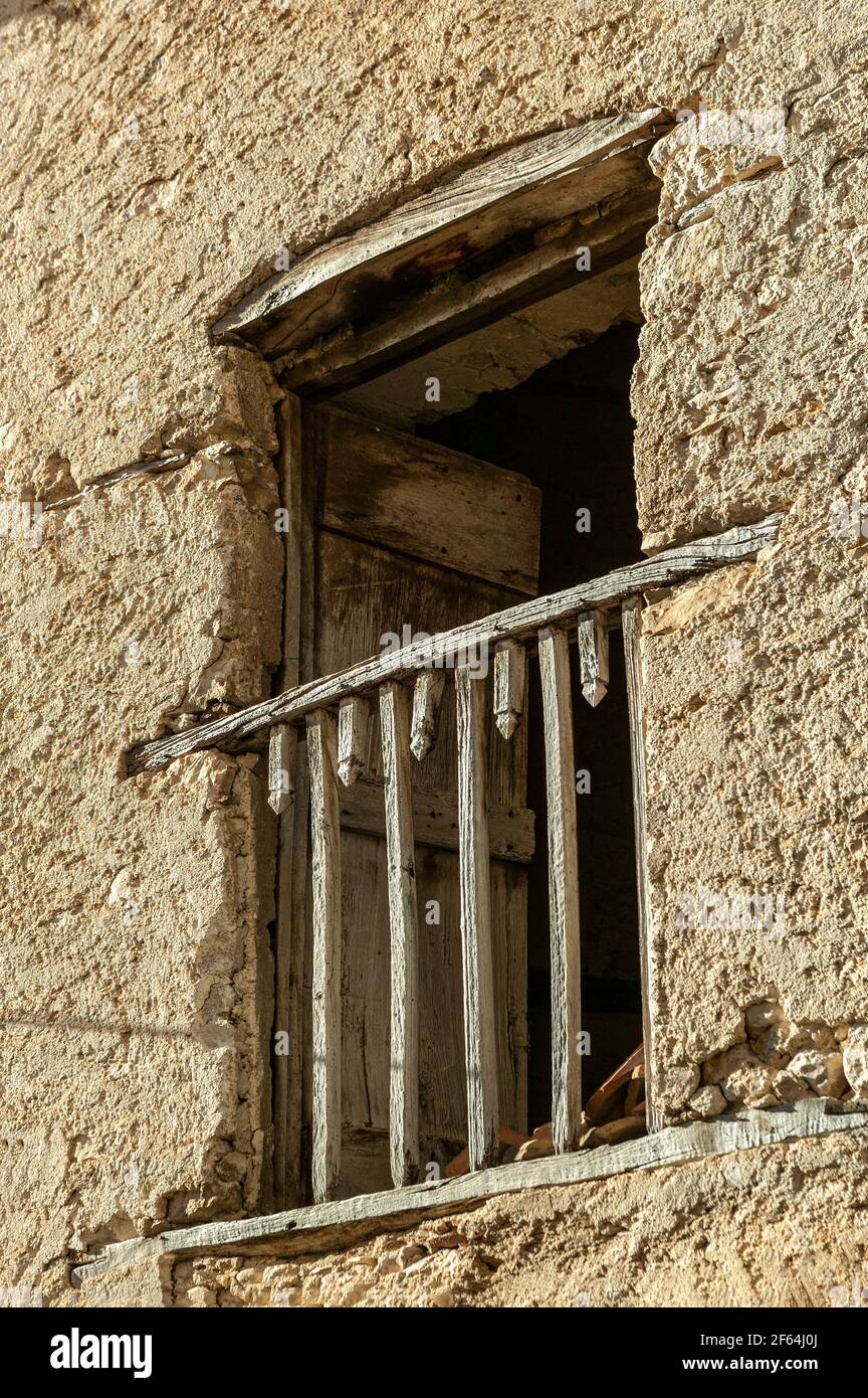 Fenster mit Holzbalustrade eines alten Hauses in einem mittelalterlichen Dorf. Santa Maria del Ponte, Tione degli Abruzzi, Abruzzen, Italien, Europa Stockfoto