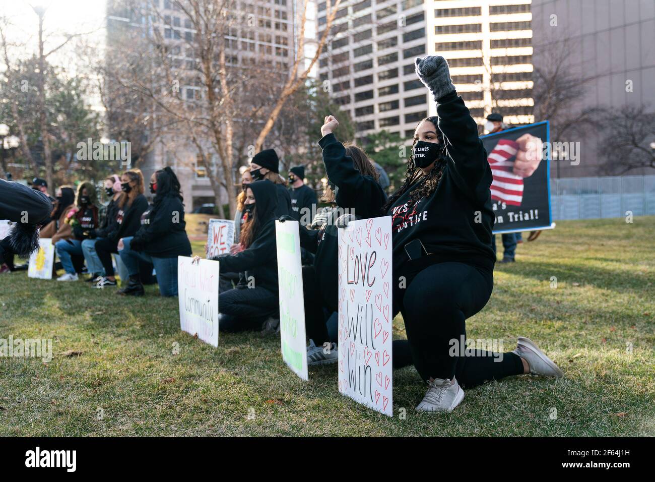 Washington, USA. März 2021, 29th. Menschen protestieren vor dem Gerichtsgebäude in Minneapolis, Minnesota, den Vereinigten Staaten, 29. März 2021. Die Mordverhandlung des ehemaligen Polizeibeamten Derek Chauvin, der mit der Tötung des Afrikaners George Floyd Ende Mai letzten Jahres angeklagt wurde, hat offiziell in Minneapolis, Minnesota am Montag begonnen. Quelle: Ben Brewer/Xinhua/Alamy Live News Stockfoto