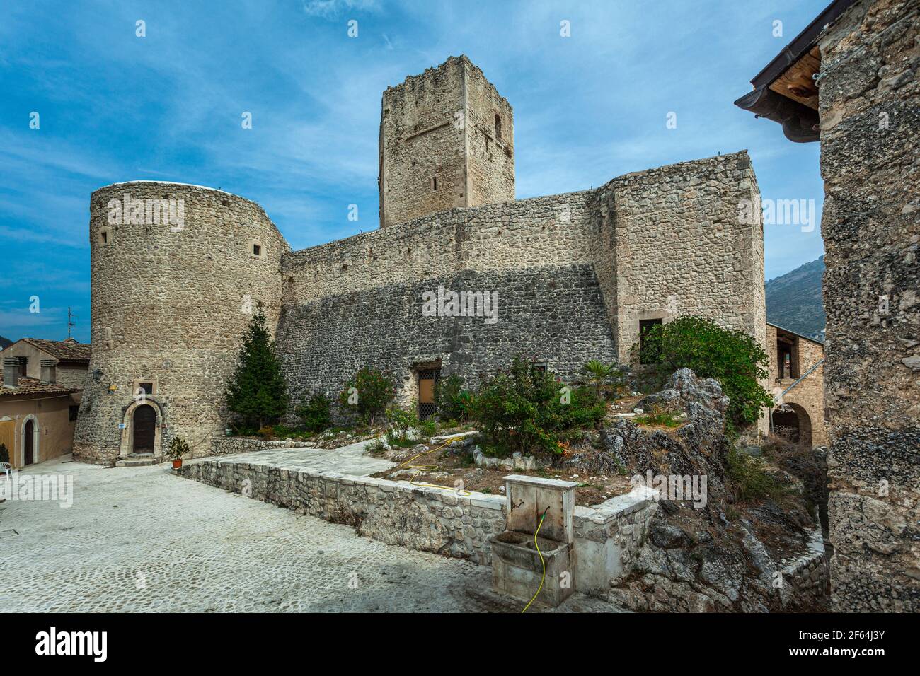 Die Burg Cantelmo befindet sich auf dem Hügel Guardiola und dominiert das Tal des Gizio und des Peligna-Tals. Pettorano sul Gizio, Abruzzen Stockfoto