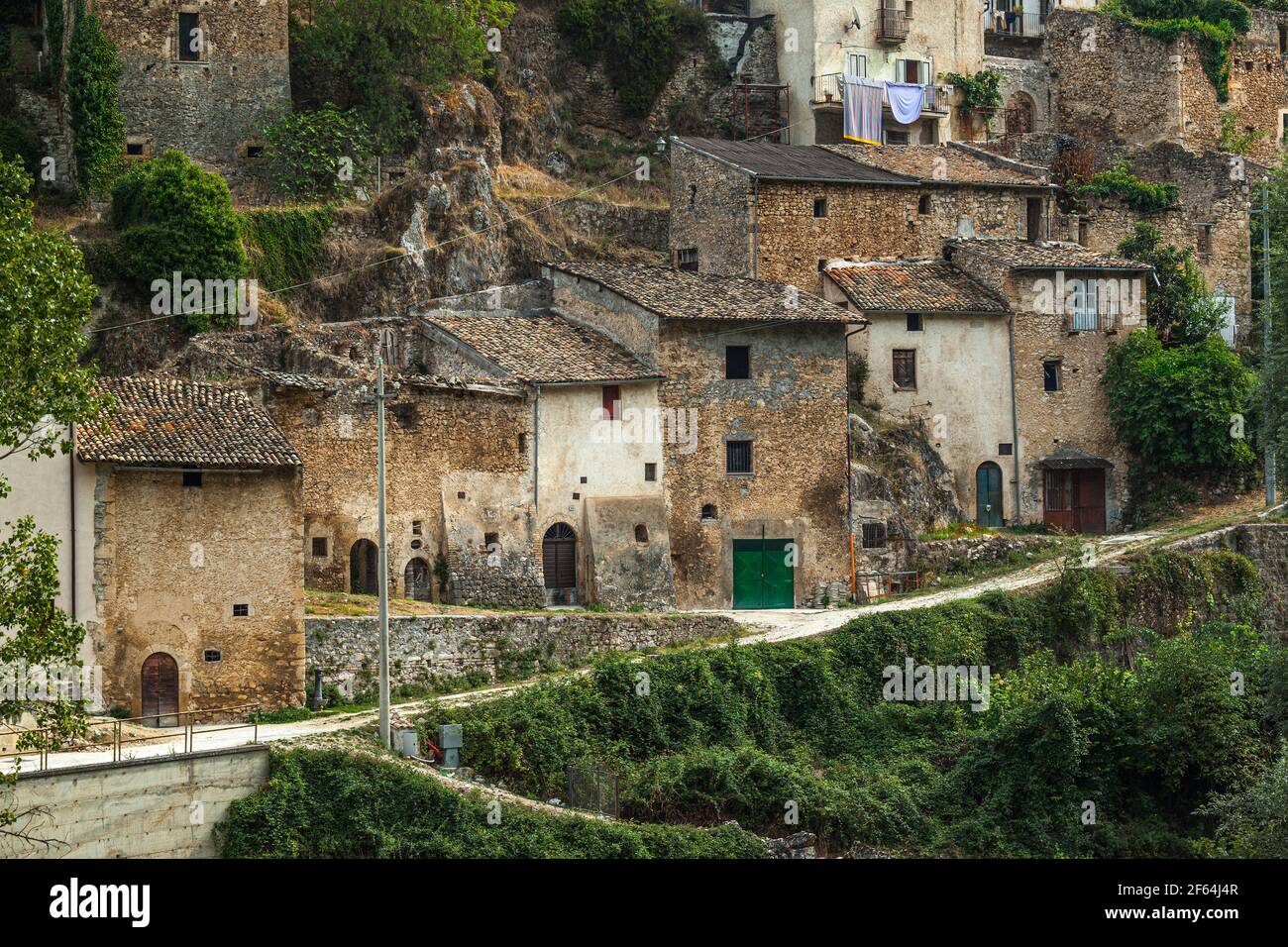 Alte Steinhäuser und Stallungen eines noch bewohnten Bergdorfes. Pettorano sul Gizio, Provinz l'Aquila, Abruzzen, Italien, Europa Stockfoto