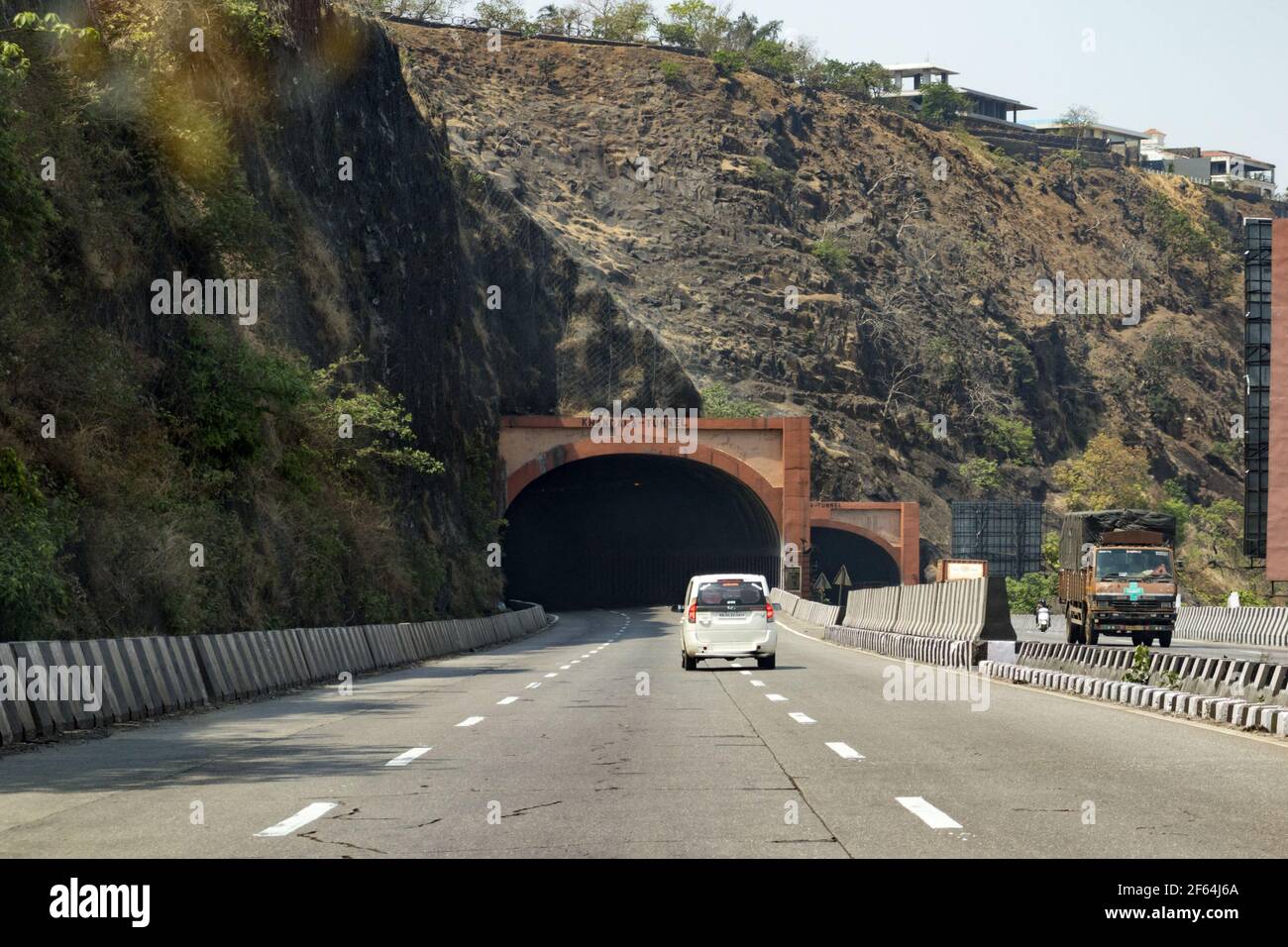 17. märz 2021, Maharashtra Indien: Eingang zum Khandala-Tunnel, mit Blick auf das Haus in der oberen Reihe und die Berge Stockfoto