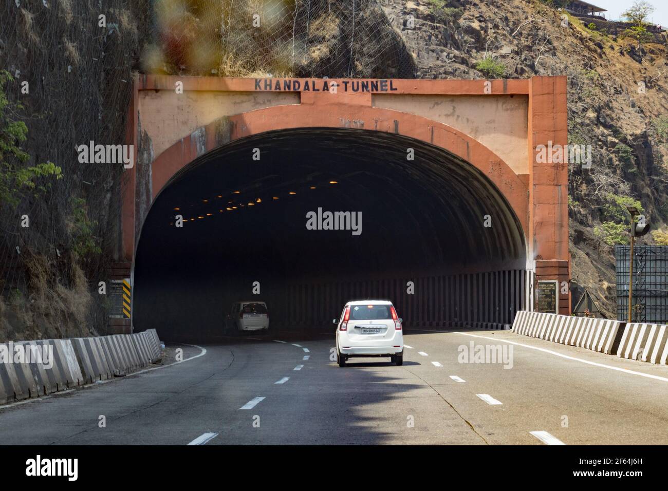 17. märz 2021, Maharashtra India : Eingang zum Khandala-Tunnel, mit dunkler Innenansicht Stockfoto