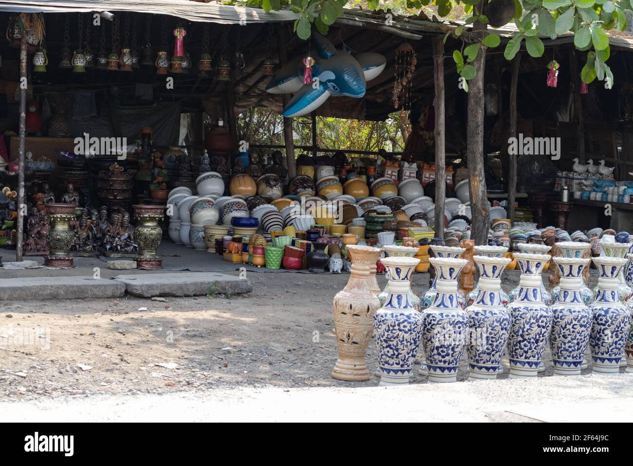 Lokaler Shop von verschiedenen Home dekorativen Artikel mit Gips gemacht Oder Putz von paris mit Vase im Vordergrund Stockfoto