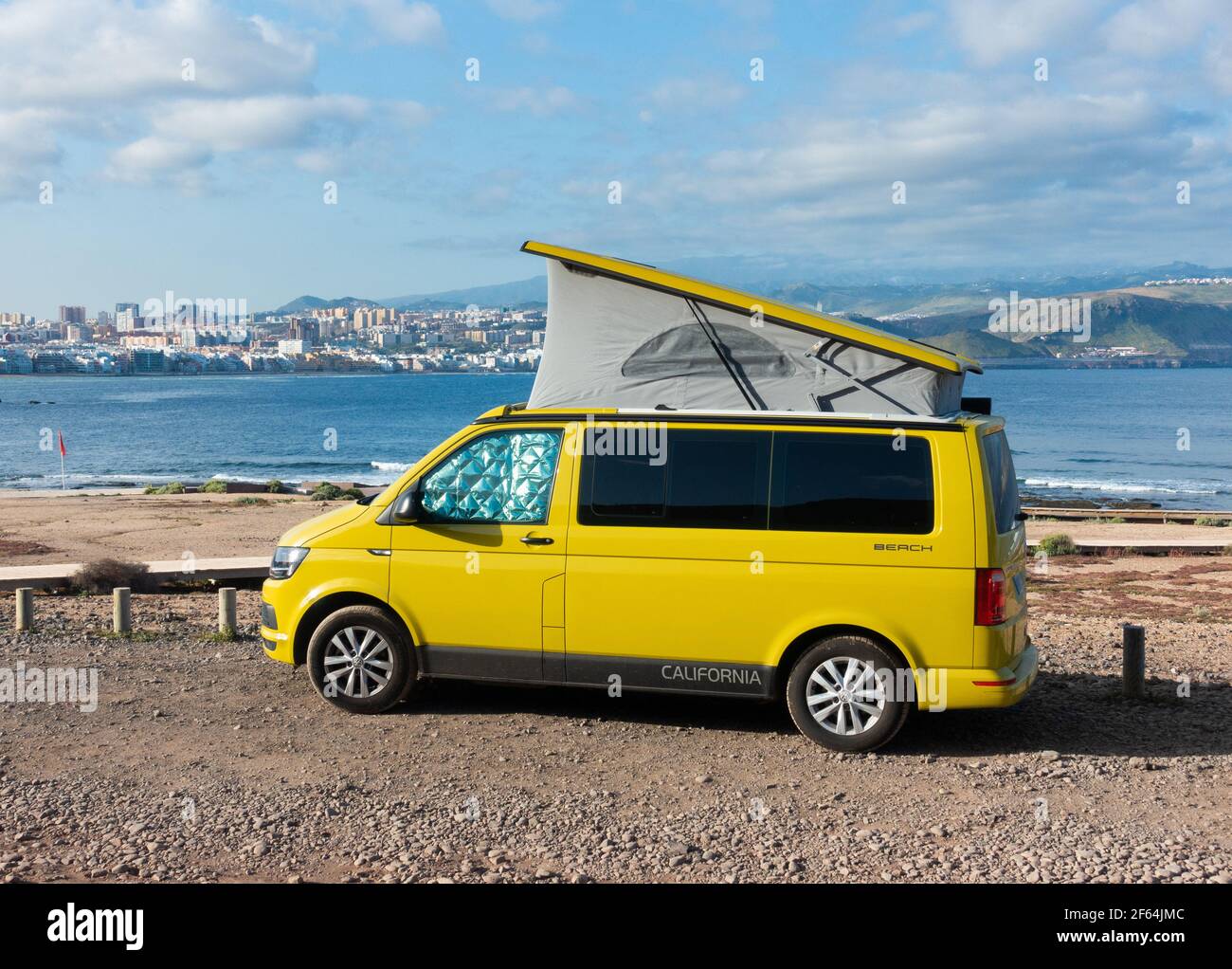 VW, Volkswagen California Camper, Wohnmobil am Strand in Spanien. Stockfoto