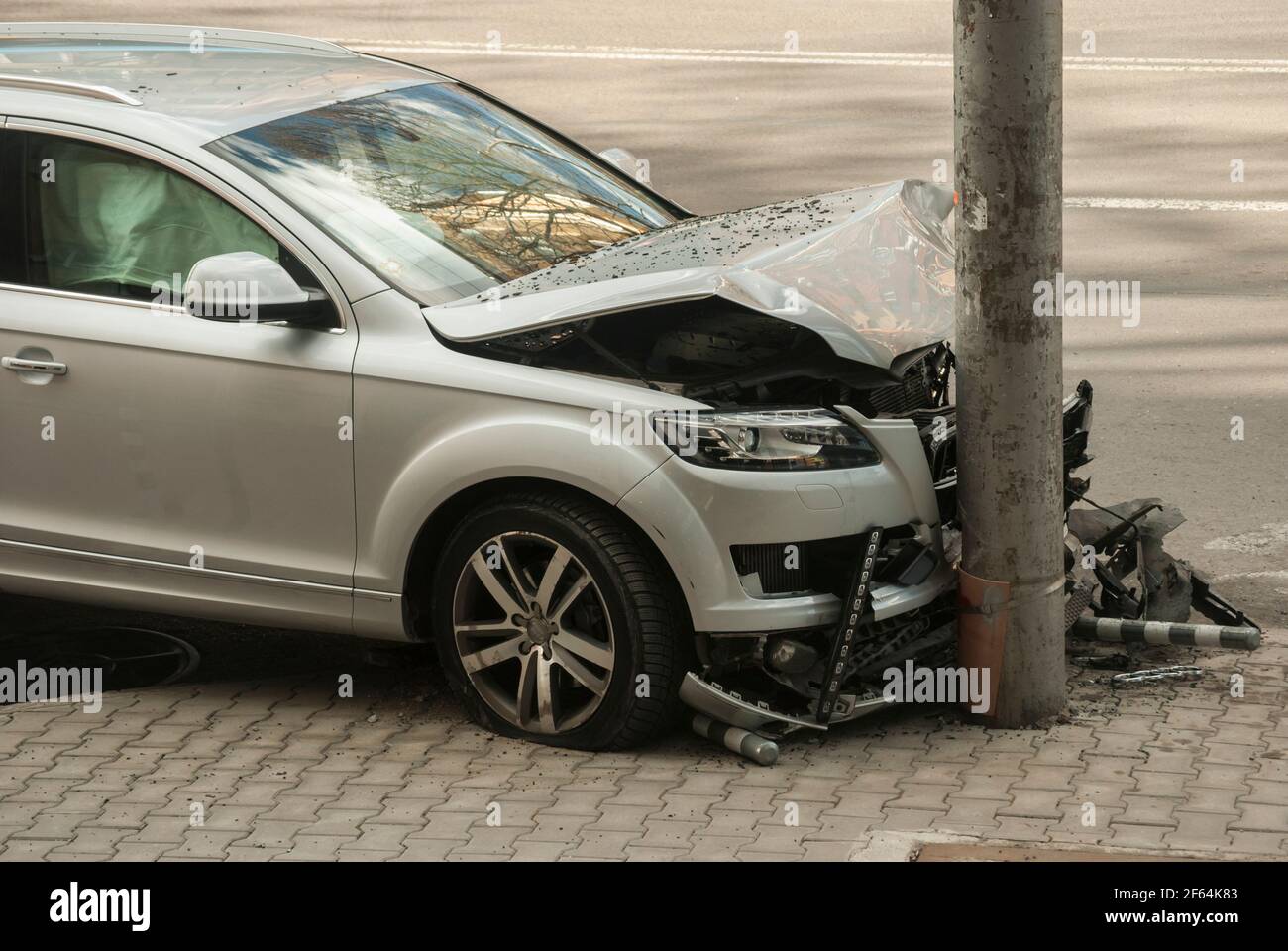Stürzte und zertrümmerte Auto in Nahaufnahme eines Verkehrsunfalls Stockfoto
