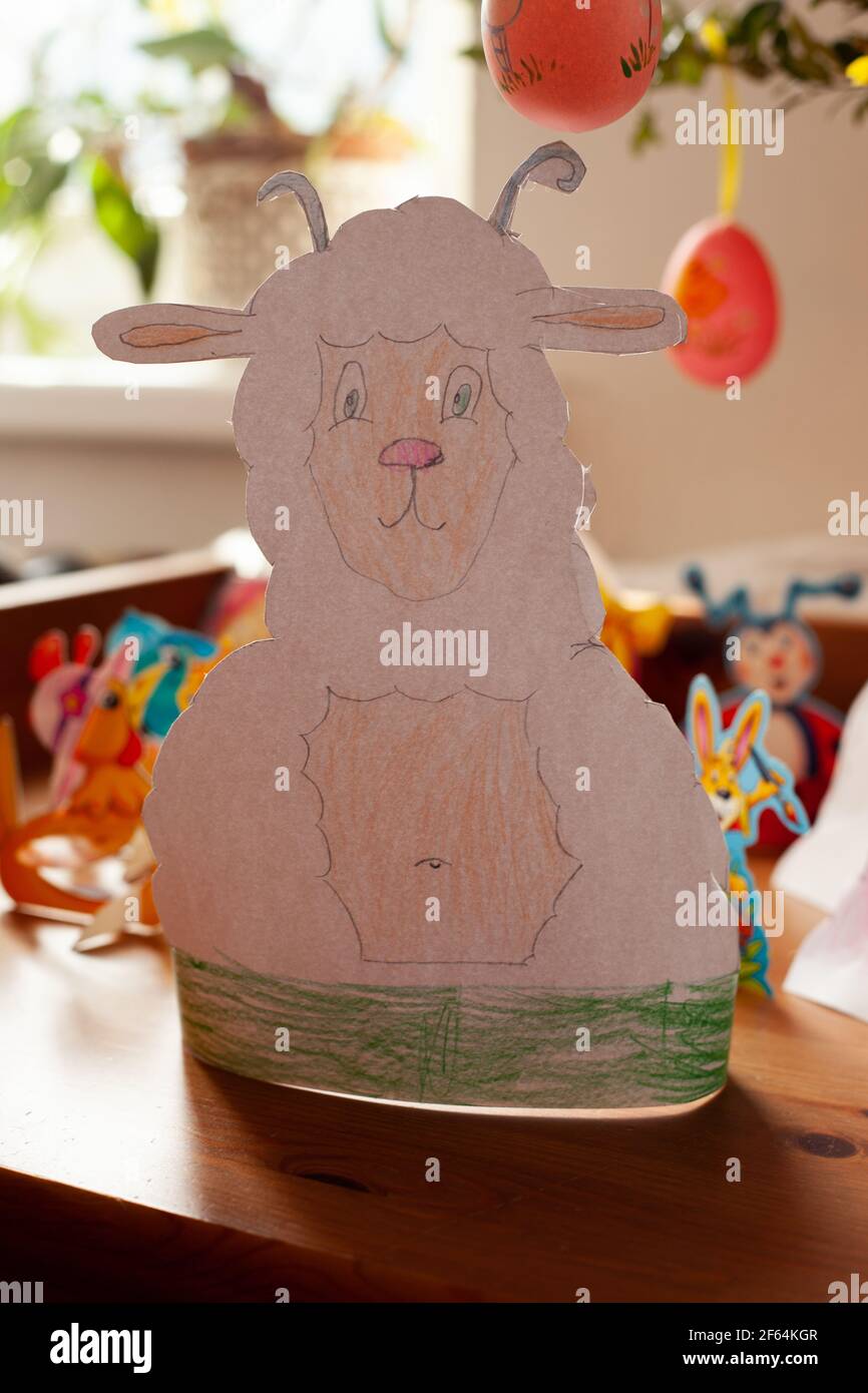 Ein niedliches Schaf von einem Kind für Ostern zu feiern gemacht Stockfoto