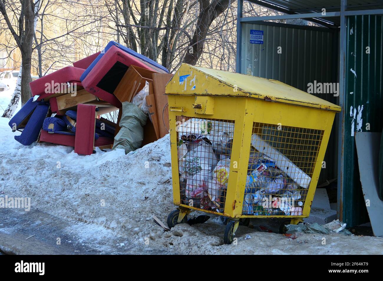 Alte Möbel in den Müll geworfen in der Nähe der Straße Mülleimer. 103 Gagarin Avenue, Nischni Nowgorod, Russland, 29.03.2021 Stockfoto